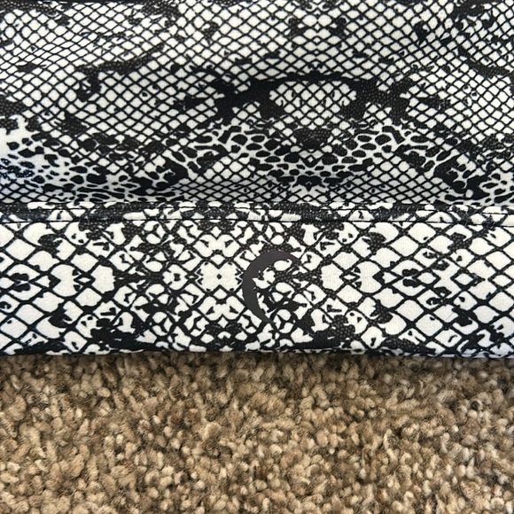 ZYIA Monochrome Snake Print Sports Bra - Picture 4 of 4